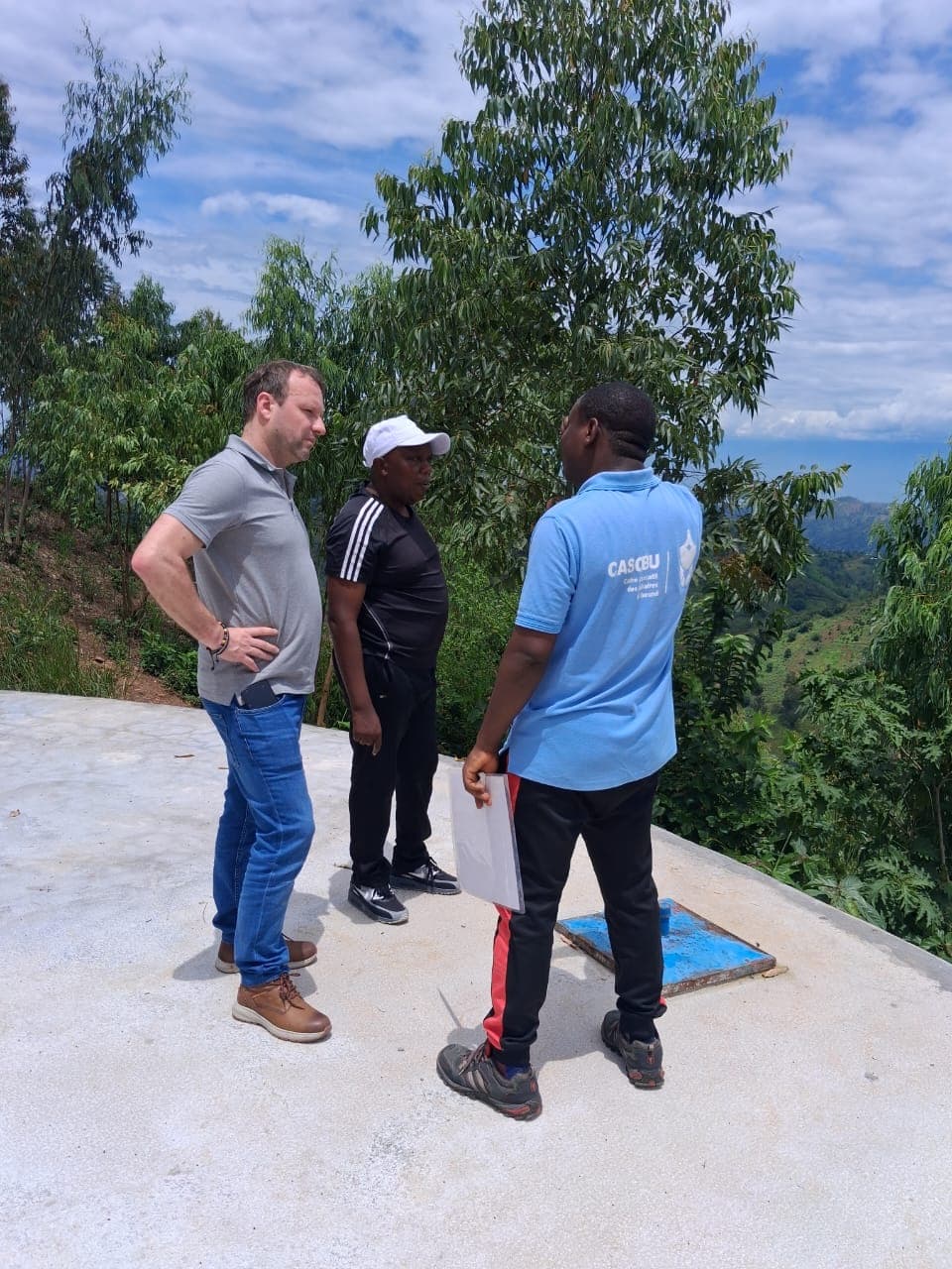 Sur la dalle d'un réservoir d'eau au Burundi, avec l'équipe de la CASOBU